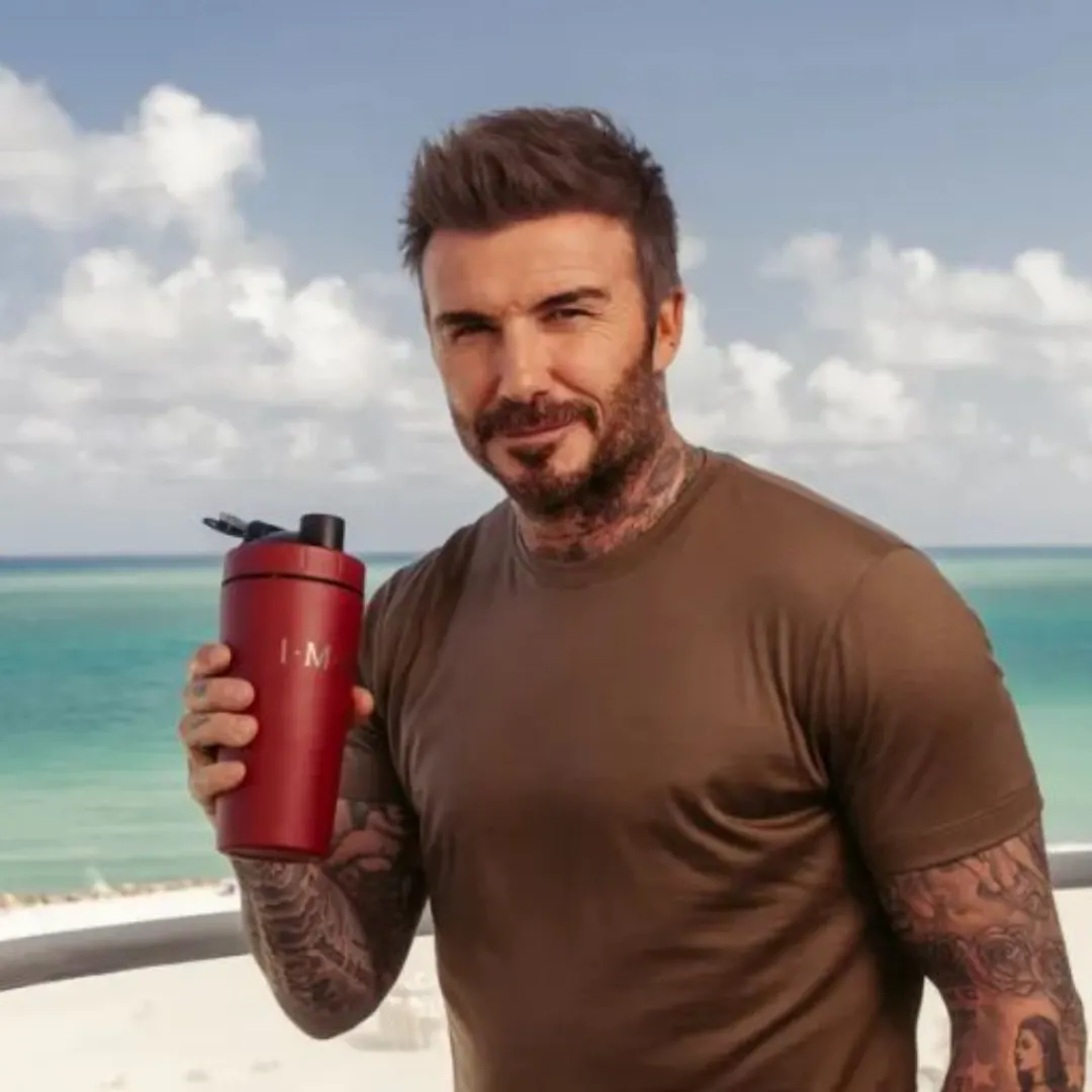 David Beckham elinde kırmızı IM8 shaker'la — IM8 kurucu ortak görseli