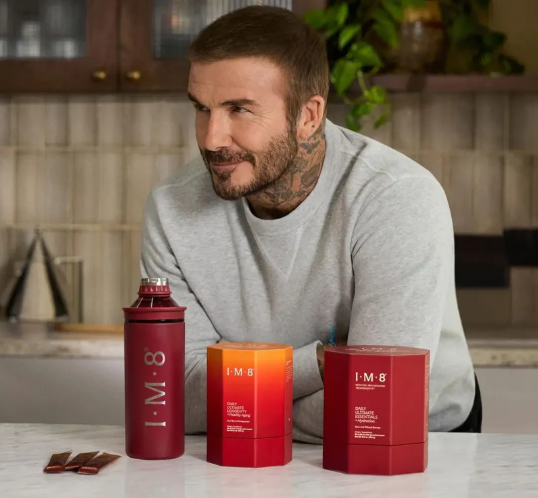 David Beckham mutfakta IM8 shaker ve iki ürün kutusuyla