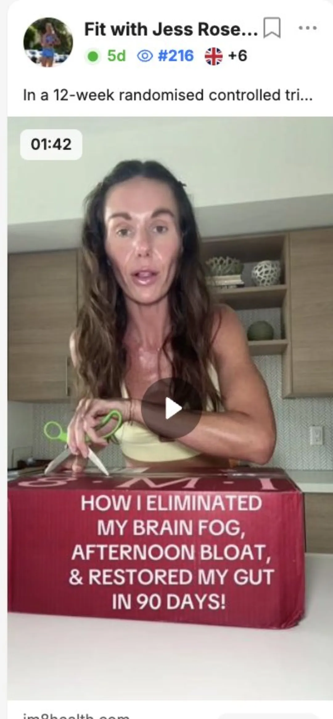 Creator videosu: kutuyu açan bir kadın, “How I eliminated my brain fog in 90 days” metniyle