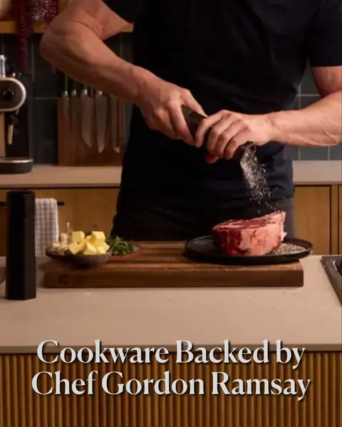 HexClad'in Gordon Ramsay sayfası: mutfakta et pişiren şef, Cookware Backed by Chef Gordon Ramsay başlığı